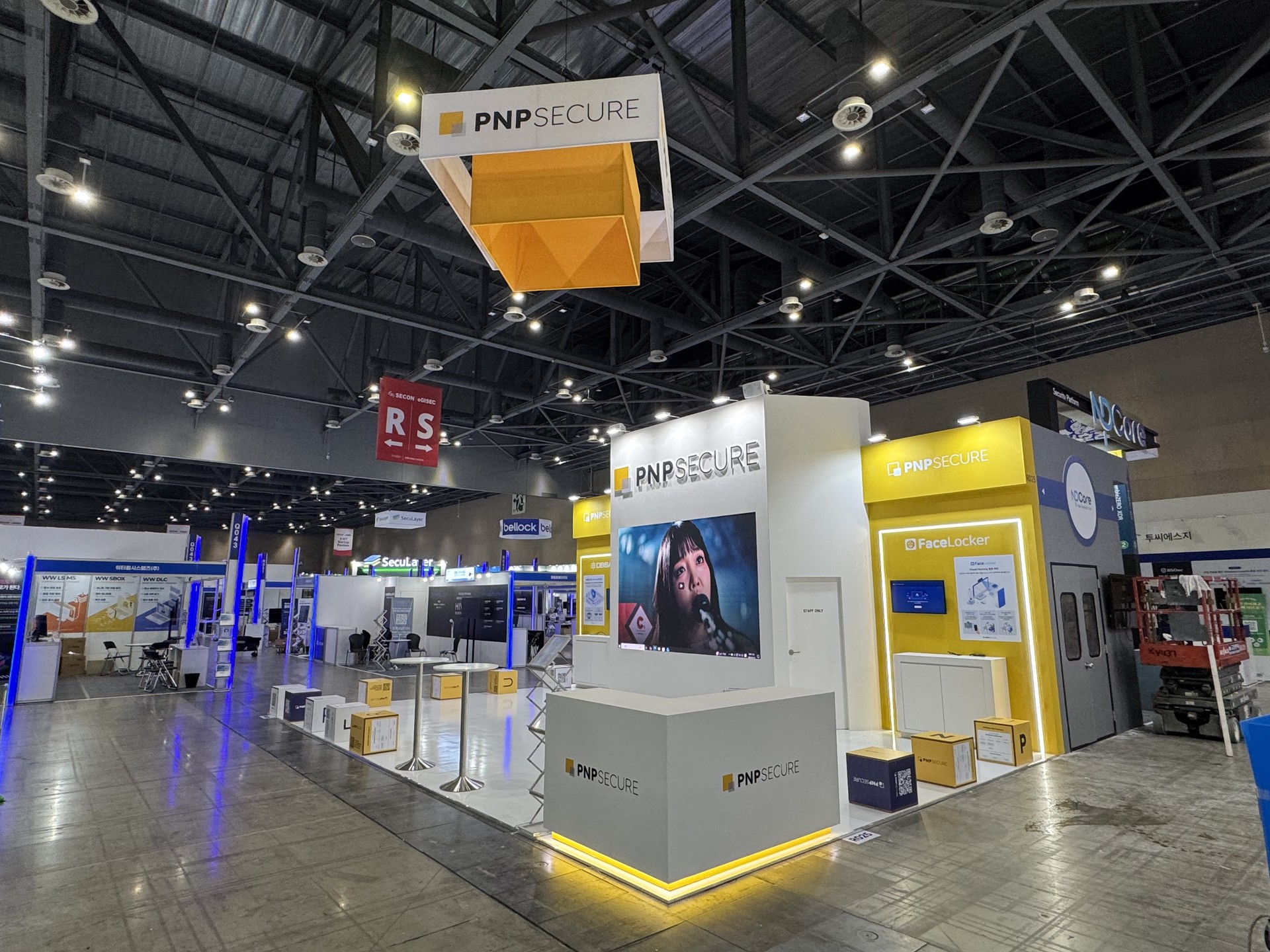 PNP Secure 黄色与白色科技展台现场