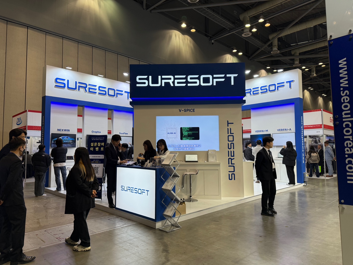 SureSoft 蓝白色软件科技展台现场