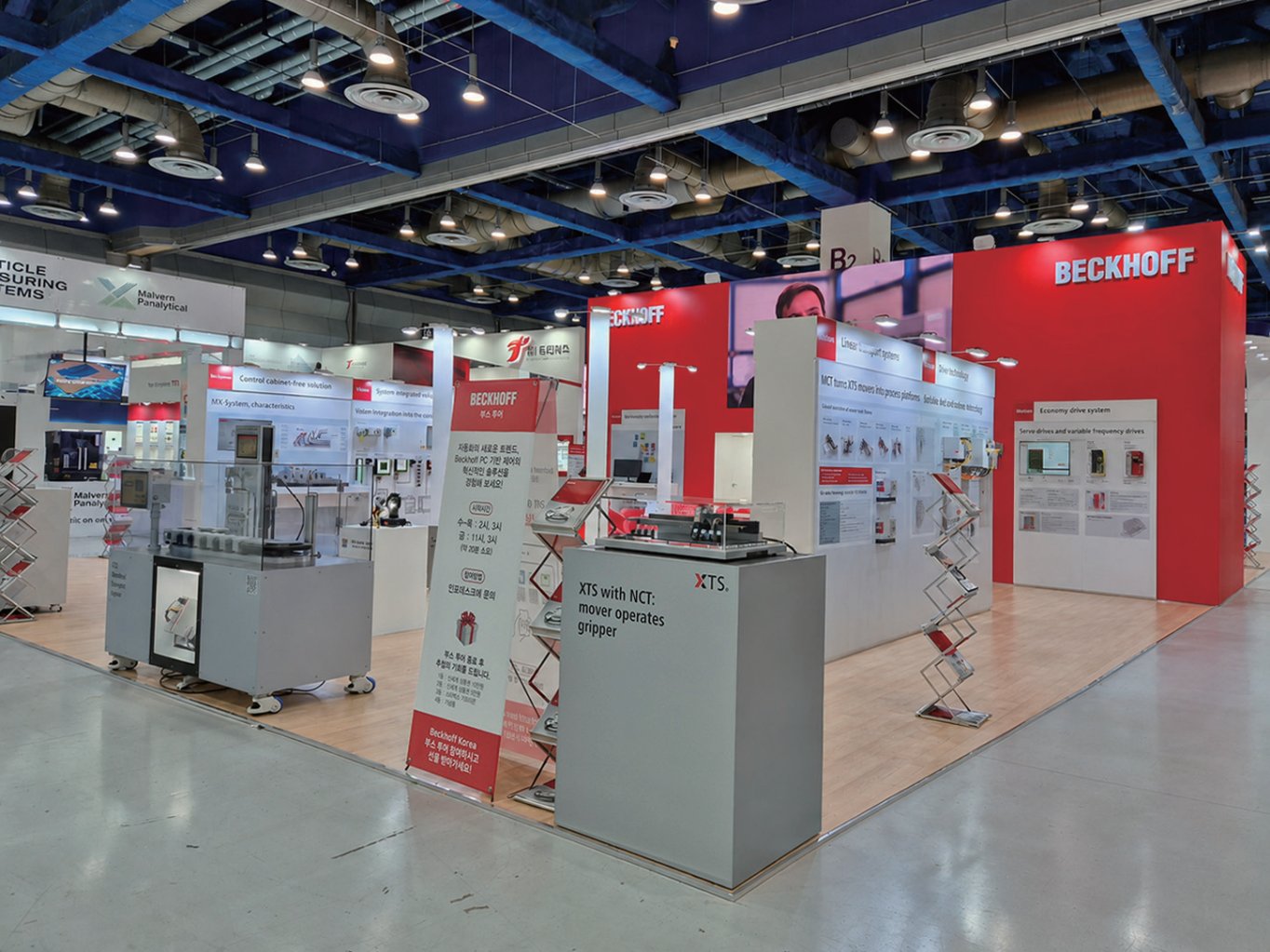 Beckhoff多组工业设备展示展位实景
