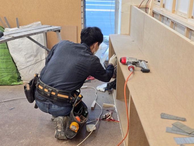 施工人员在现场安装木作柜体并进行收口